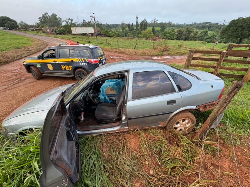 Iporã – PRF apreende carga de cigarros em carro após fuga