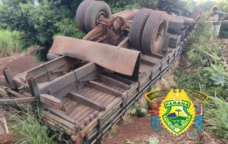 Trânsito – Motorista morre após perder controle do caminhão e capotar na PR-092; passageiro não se feriu