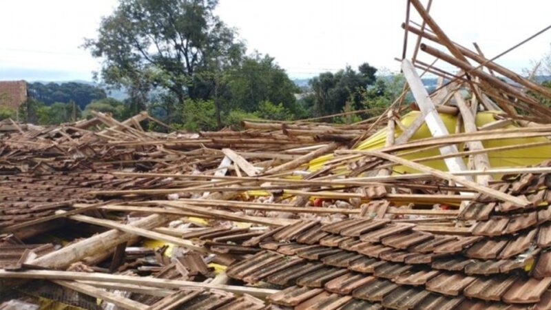 SC – Microexplosão atmosférica destrói aviário, destelha casas e arranca árvores em Chapecó