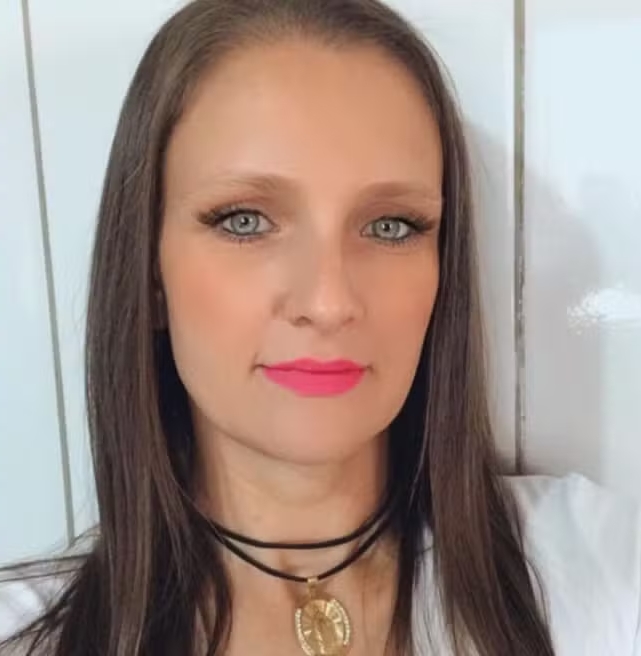 Segurança – Mulher é morta pelo ex-companheiro com cerca de 11 facadas enquanto ela saia da igreja com a filha no Paraná