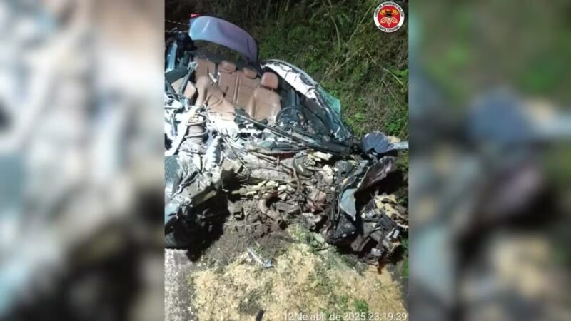 SC – Carro bate de frente contra trator em rodovia e motorista morre com múltiplas fraturas