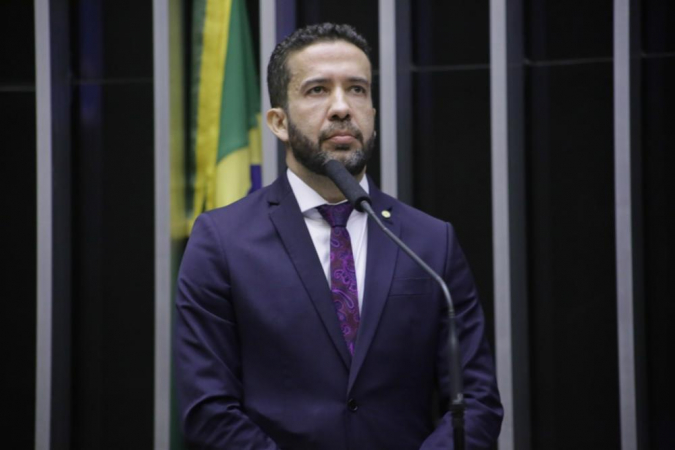 Brasília – Prefeita vai  Justiça para acusar Janones de chantageá-la com foto íntima