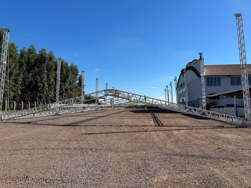 49 anos – Estrutura para os shows da Expo Rosa 2025 começa a ser montada