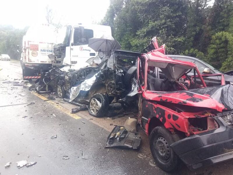 SC – Engavetamento envolvendo caminhões e carros deixa mortos na BR 116