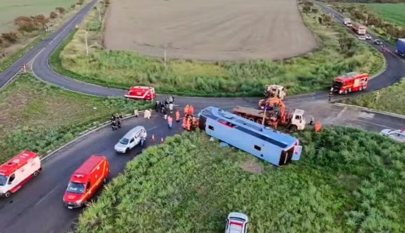 MG – Ônibus tomba com 54 pessoas e deixa 11 mortos