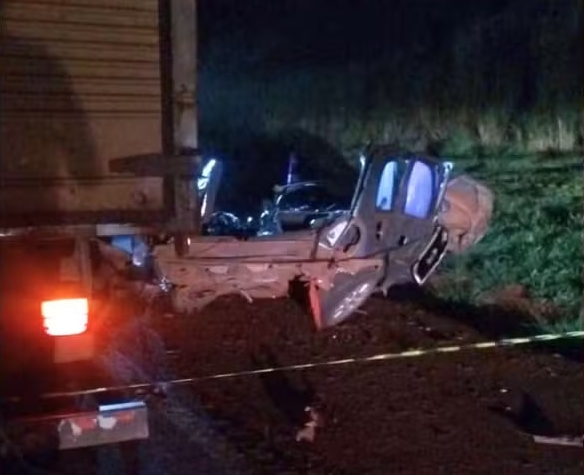 Paraná – Três adultos e uma criança da mesma família morrem em acidente entre carro e ônibus escolar na BR 369