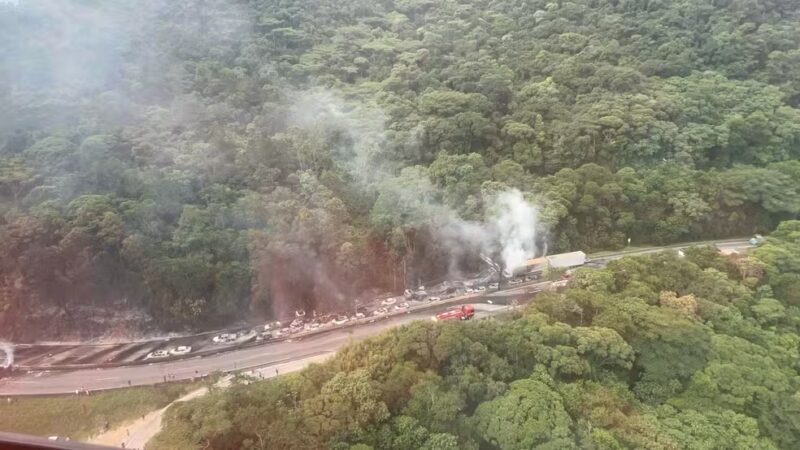SC – Ao menos 25 veículos pegam fogo após carreta com etanol tombar e explodir na BR 101