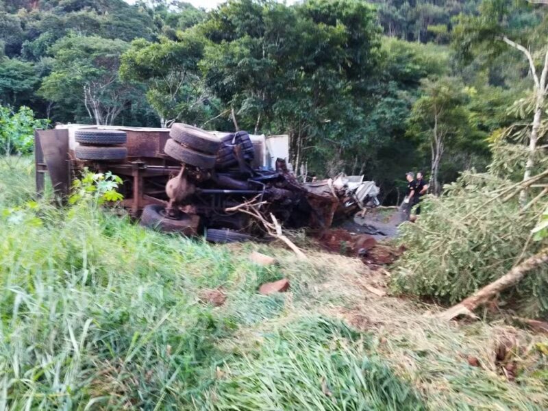 Trânsito – Caminhoneiro é soterrado pela própria carga e morre após cair em ribanceira ao descer serra no Paraná
