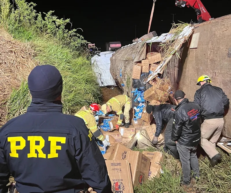 BR 280 – Caminhão com carga de cigarros contrabandeados tomba e motorista foge do local