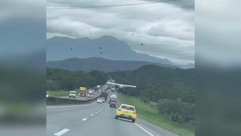 SC – Avião monomotor faz pouso forçado em meio a carros e caminhões na BR 101