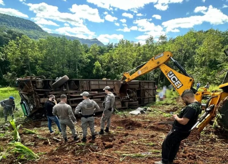 RS – Ônibus com estudantes da UFSM tomba em ribanceira e deixa 7 mortos e mais de 20 feridos