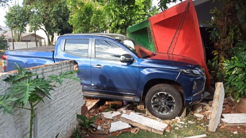 Toledo – Caminhonete derruba ponto de ônibus e invade residência após colisão