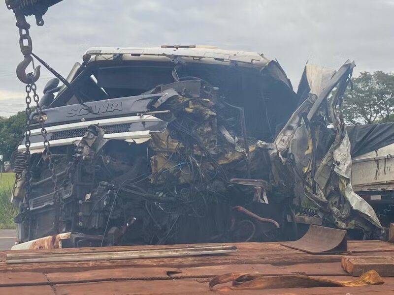 Ubiratã – Motorista morre e outro fica gravemente ferido após forte batida entre carretas