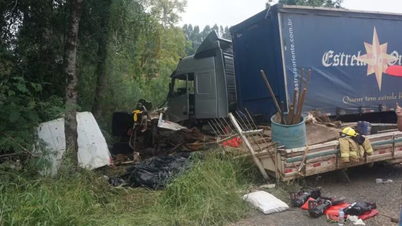 Trânsito – Quatro pessoas morrem em grave acidente entre três caminhões na BR-476, no Paraná