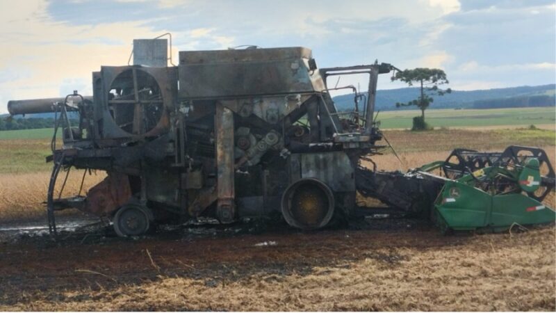 Paraná – Colheitadeira é destruída por incêndio