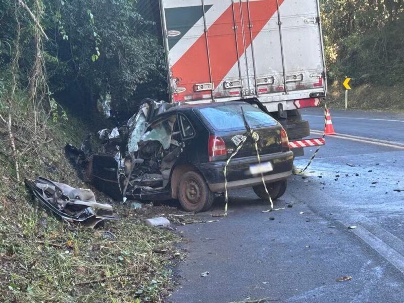 Trânsito – Cinco jovens morrem e bebê fica ferida após grave acidente entre carro e caminhão na BR-373, no Paraná