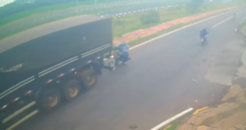 Foz – Motociclista morre ao ser atingida por carreta andando em marcha  ré em marginal da BR 277