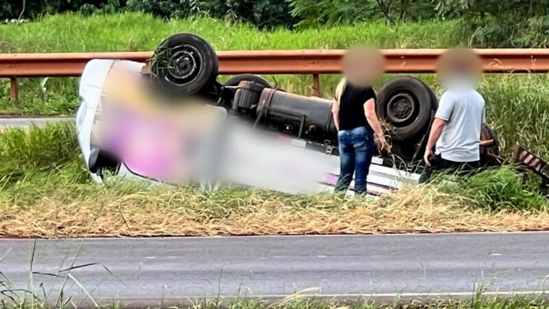 BR 163 – Caminhão capota na rodovia após pane mecânica