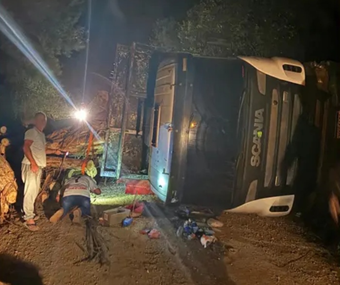 Trânsito – Caminhão carregado com toras de madeira tomba sobre carro e mata duas pessoas no Paraná