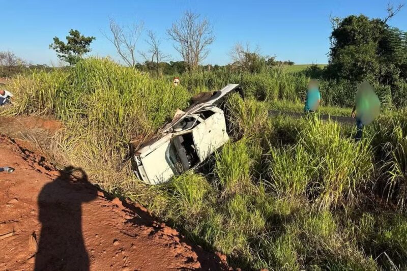 Trânsito – Jovem de 14 anos morre após ser ejetada a 20 metros de caminhonete durante acidente no Paraná; outras quatro pessoas ficaram feridas