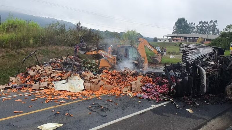 BR 277 – Caminhão carregado com verduras e legumes tomba e pega fogo após se envolver em grave acidente no PR; duas pessoas morreram