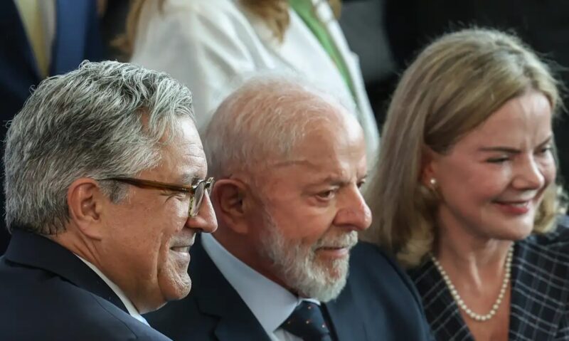 Brasília – Gleisi Hoffmann cita isenção do IR como prioridade da agenda política