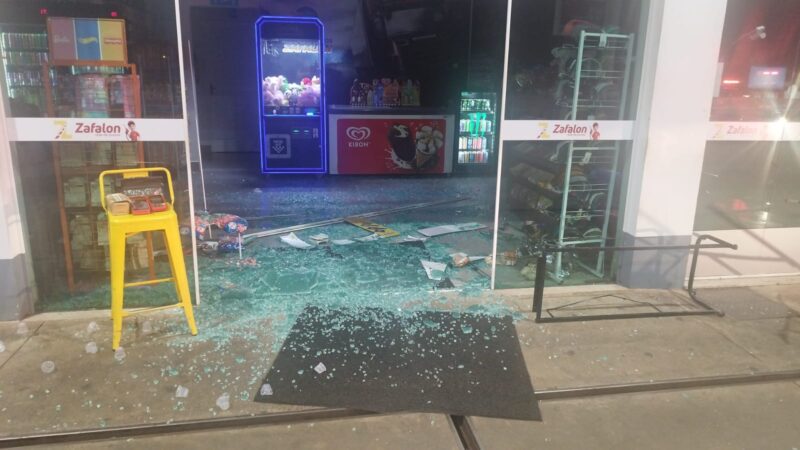 Guaíra – Homem transtornado quebra porta de vidro em conveniência e hotel