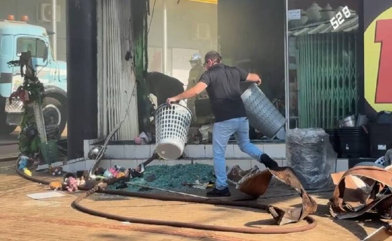 Região – Incêndio destrói loja de variedades em Santa Tereza do Oeste