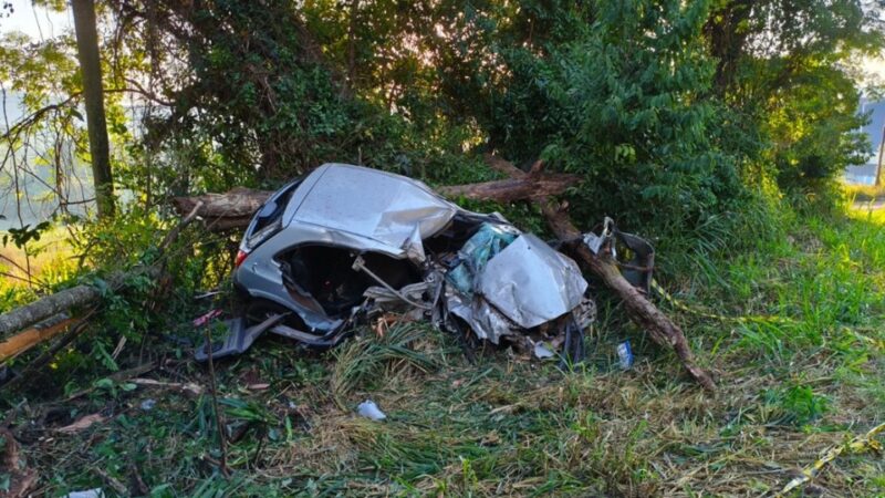 Trânsito – Dois jovens morrem em grave acidente na PR-493