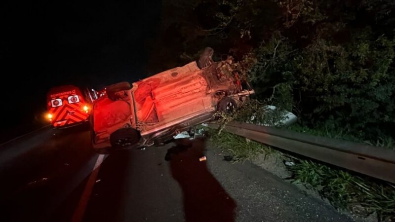 BR 277 – Jovem morre após carro com seis pessoas da mesma família capotar