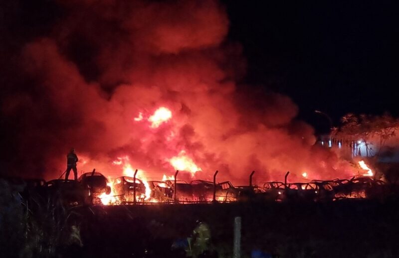 Cascavel – Adolescentes são suspeitos de incêndio que destruiu 169 veículos no pátio do Detran, diz polícia