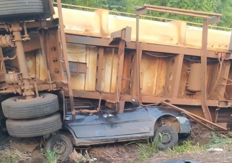 PR 092 – Jovens de 18 e 23 anos morrem após carro ser ‘esmagado’ por caminhão em acidente