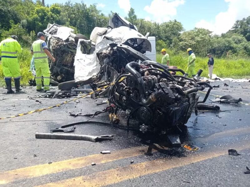 Trânsito – Motor de van é arrancado de veículo após grave acidente no Paraná; duas pessoas morreram