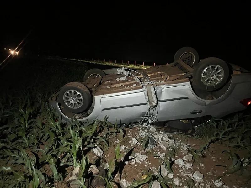 PR 182 – Mulher capota carro diversas vezes em Francisco Alves e destrói poste