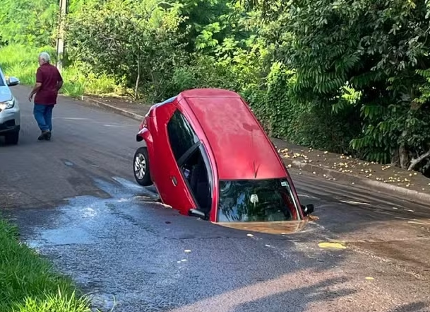 Trânsito – Carro com pai e filho a caminho de creche é ‘engolido’ por buraco