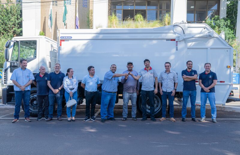 Guaíra – Município realiza entrega de um novo caminhão de coleta de lixo orgânico