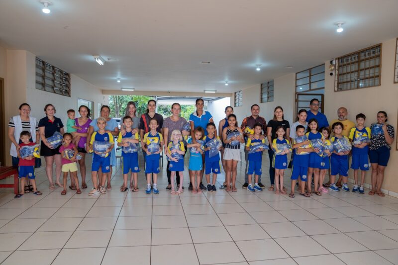 Guaíra – Município realiza a entrega de novos uniformes escolares na Escola Amália Flores