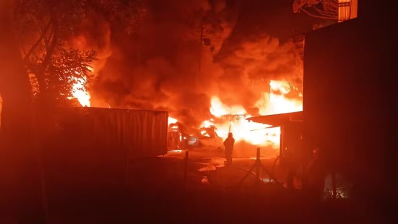 Paraná – Incêndio de grandes proporções destrói casa, barracão e quatro veículos de indústria