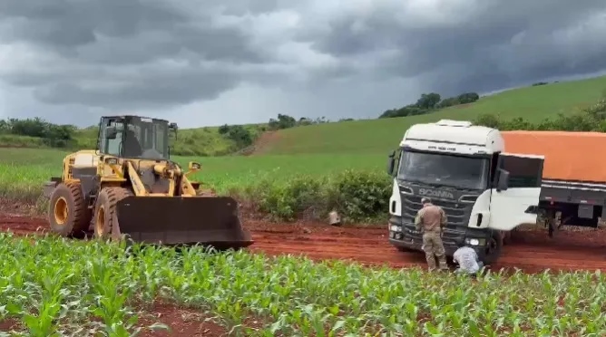 Corbélia – Após perseguição, caminhão carregado com cigarros é apreendido
