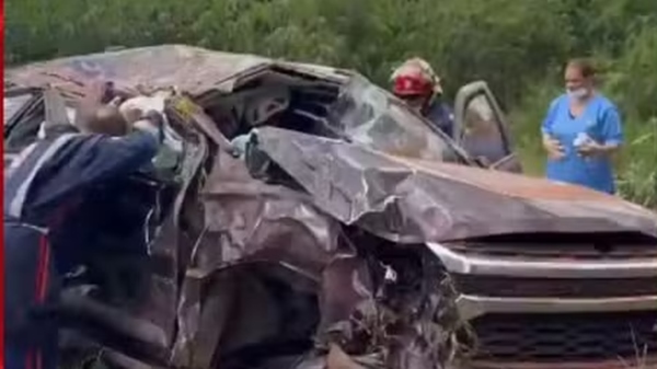 Paraná – Três adultos e uma criança de dois anos ficam feridos após caminhonete sair da pista e capotar em rodovia