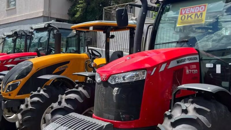 Segurança – Polícia apreende tratores recuperados de enchentes do Rio Grande do Sul que estavam sendo vendidos como novos por R$ 430 mil no Paraná