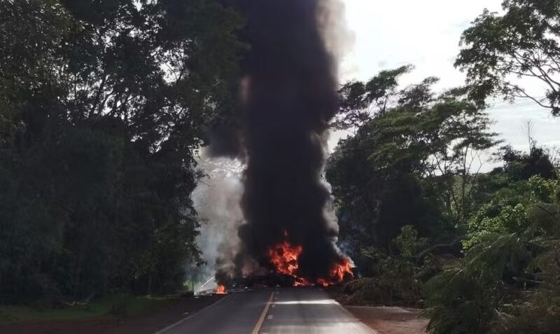 SP – Caminhões batem de frente, explodem, e motoristas morrem em rodovia