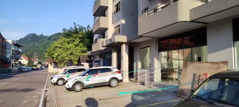 SC – Mulher mata companheiro e ataca filhos de 9 e 14 anos com faca dentro de casa