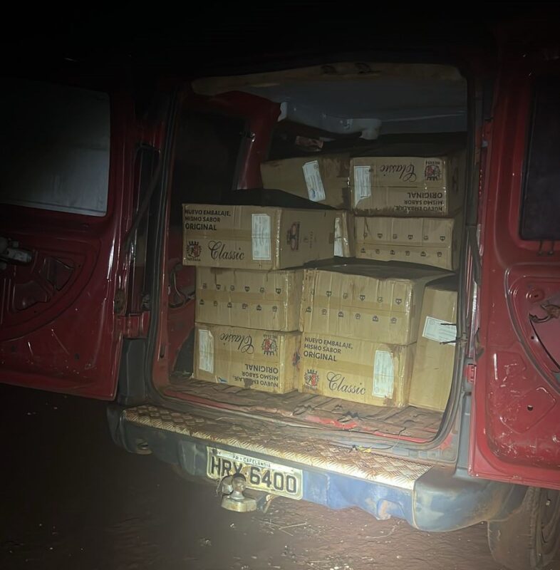 Pato Bragado – Embarcação e minivan são apreendidas com mil pacotes de cigarros