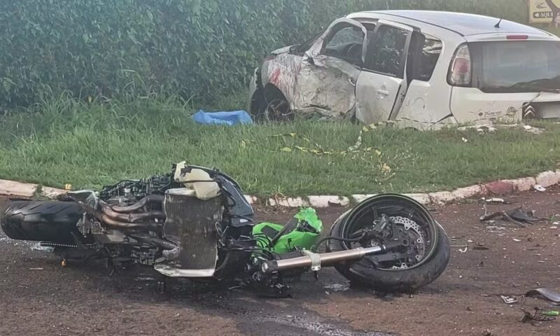 PR 545 – Piloto morre e moto esportiva fica completamente destruída após colidir com carro que tentava acessar chácara no Paraná