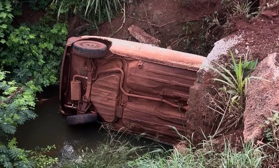 Palotina – Motorista fica ferido após carro cair em sanga