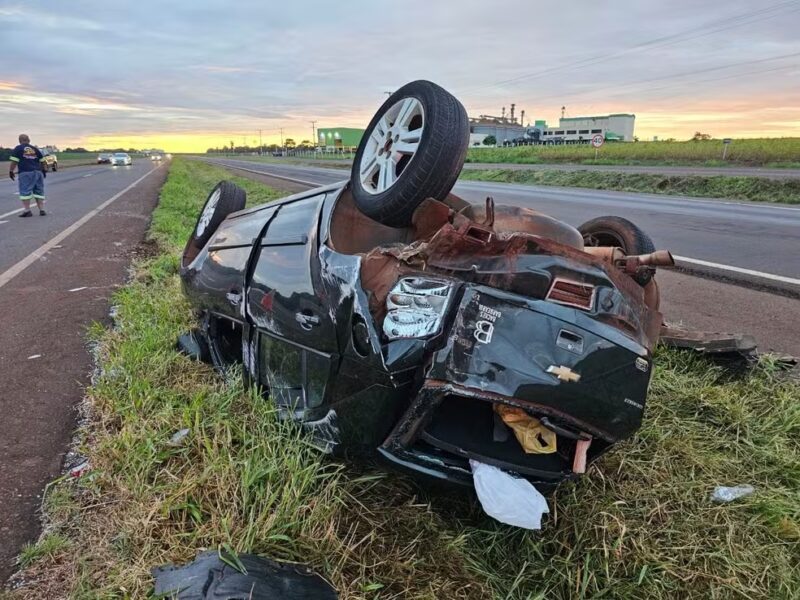 Toledo – Carro reduz a velocidade para ver acidente causado por confronto policial, é atingido por caminhonete e capota