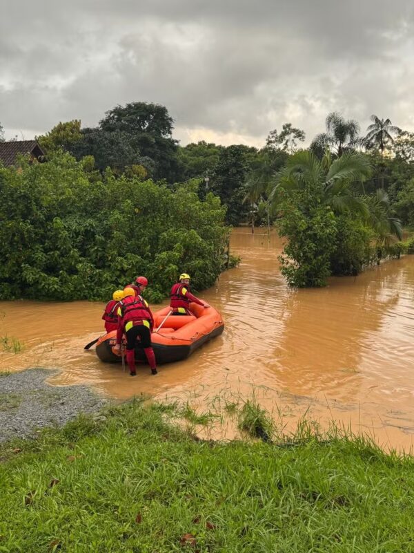 Litoral – Crianças ficam ilhadas dentro de ônibus escolar após alagamento em Guaratuba
