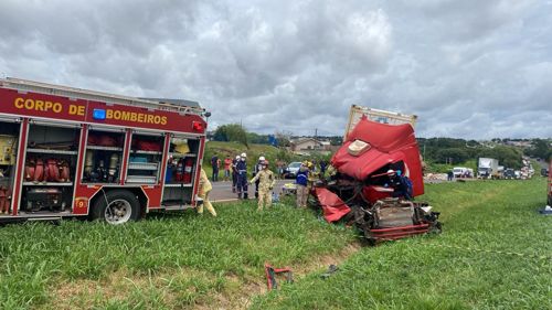 Toledo – Mulher morre e homem fica gravemente ferido após acidente entre caminhões na BR 163