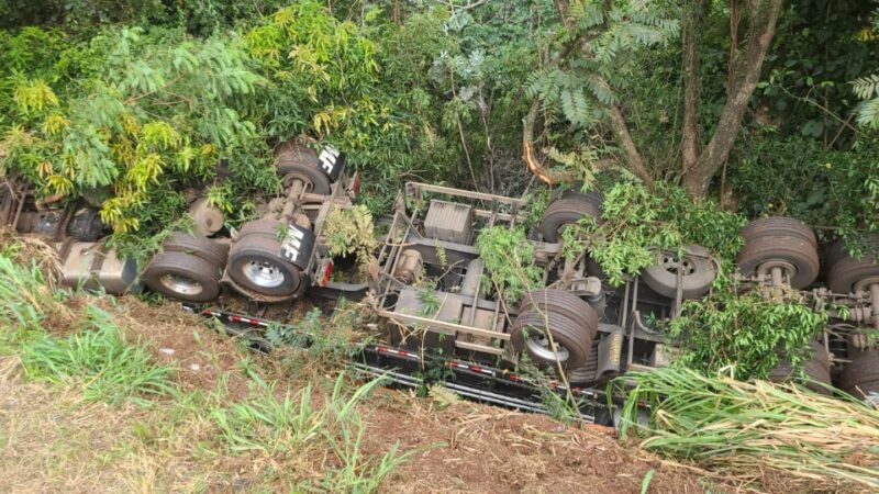 BR 277 – Caminhão tomba e motorista morre em Medianeira